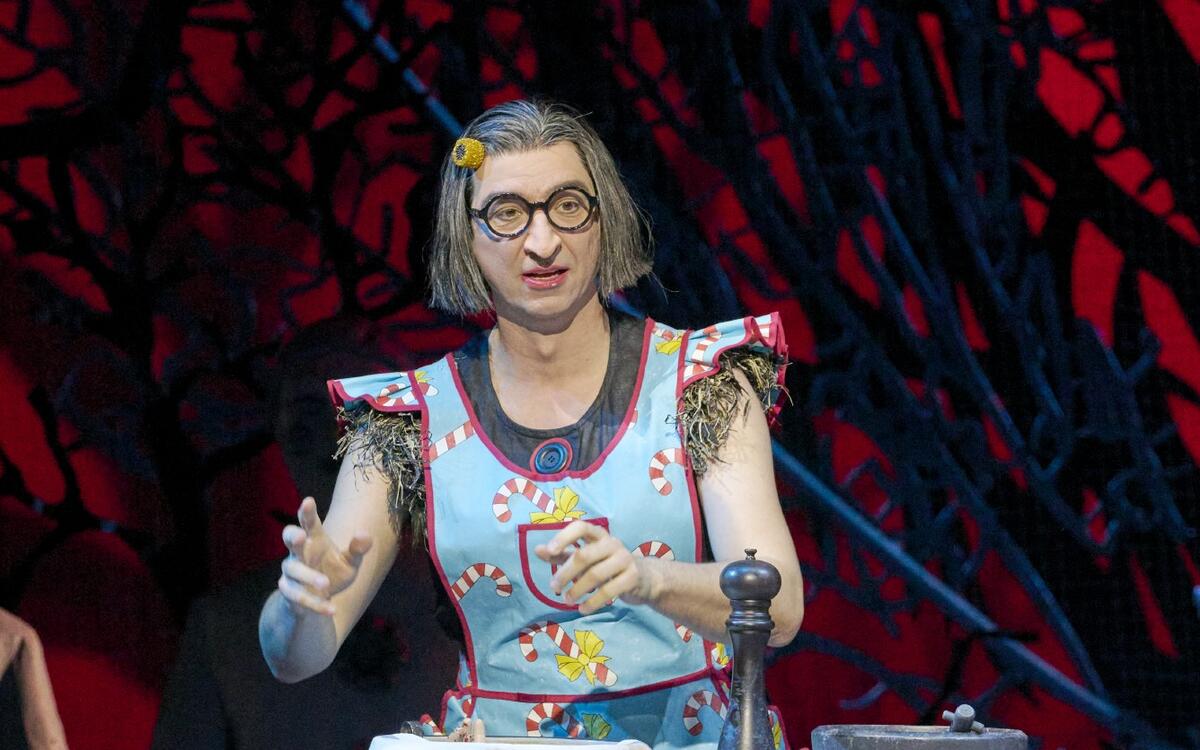 THOMAS EBENSTEIN in his role debut as the Gingerbread Witch in Vienna